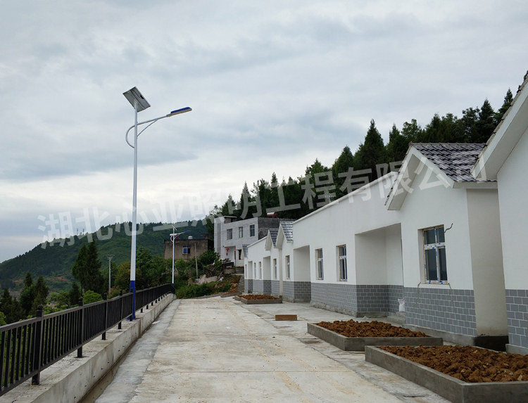 太陽(yáng)能路燈安裝后效果