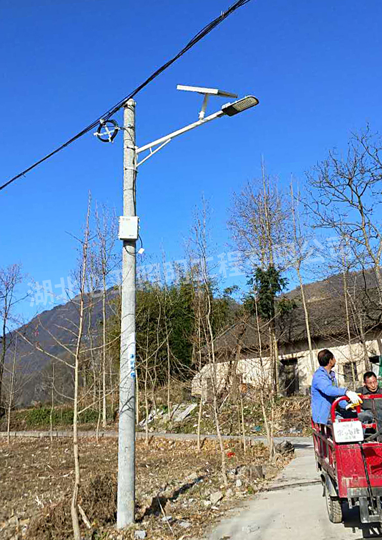 安裝在電線桿上的太陽(yáng)能路燈