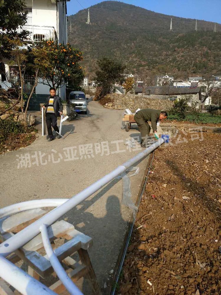 太陽能路燈燈桿安裝現(xiàn)場
