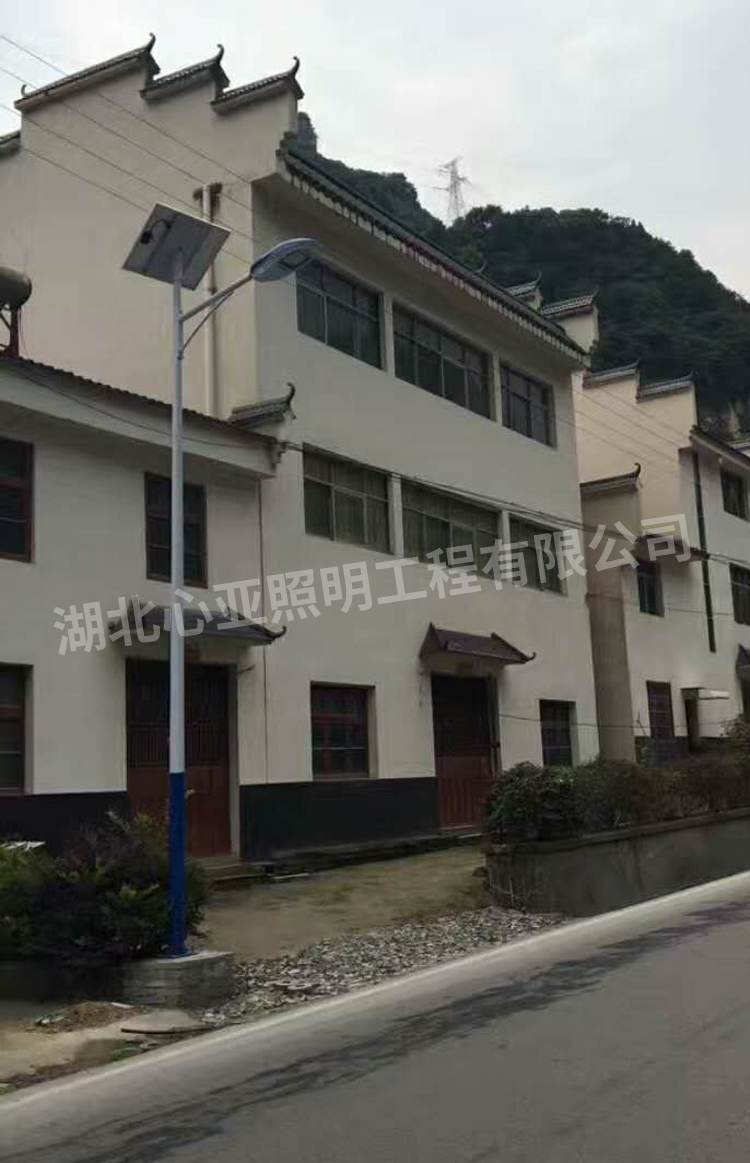 新坪村太陽(yáng)能面包燈1