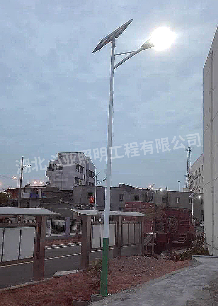 宜昌東站太陽(yáng)能路燈效果