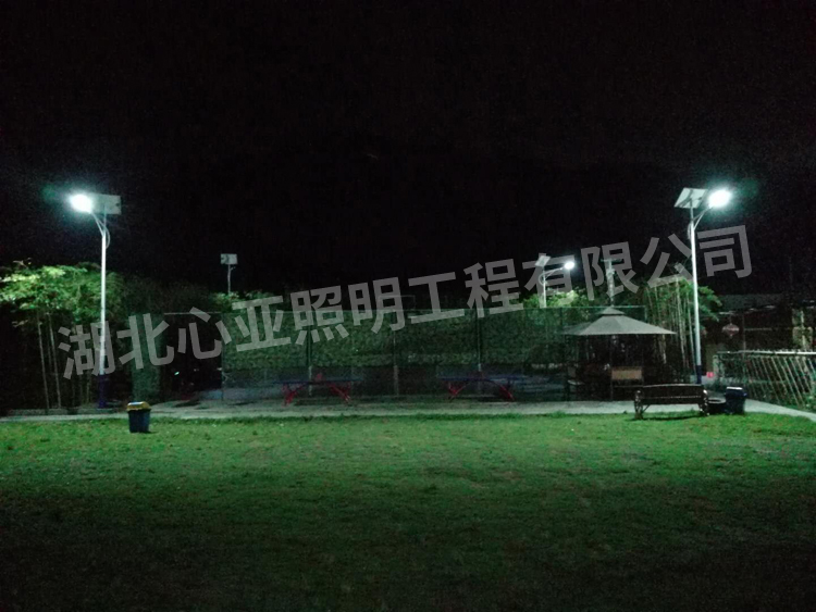 太陽(yáng)能路燈安裝后夜景效果