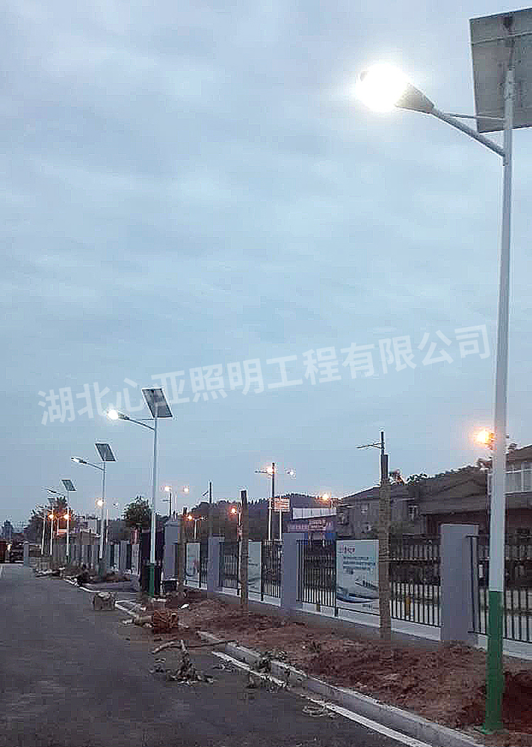 宜昌東站太陽(yáng)能路燈效果3