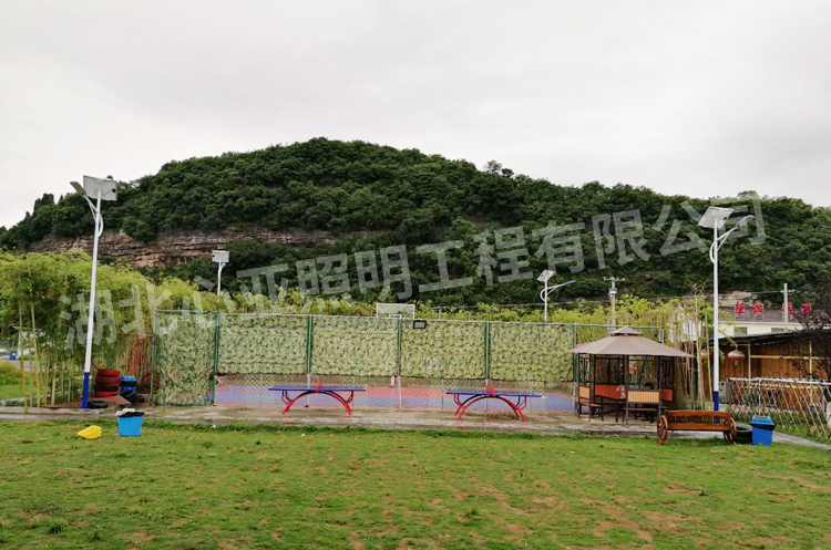 太陽(yáng)能路燈安裝后效果