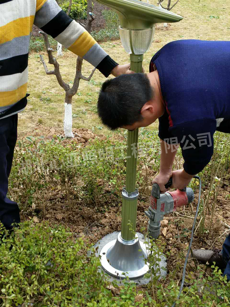 李家別墅太陽能寶蓮燈安裝現(xiàn)場2