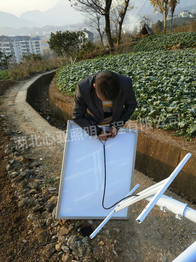 太陽能路燈安裝現(xiàn)場2